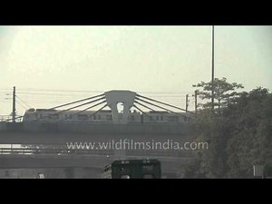 Delhi Metro whizzing past Moolchand flyover