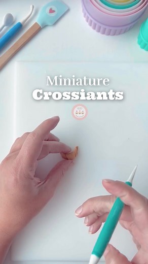 🥐 Another way to use this triangular cutter tool = petite croissants anyone? 🇫🇷 ⭐️ Learn a variety of miniature food with the Online classes! Click the link in the profile to Online school! 🛍️ Lined this tool in cake cutters in Amazon shop! Link in profile! 🩷 www.ladyberrycupcakes.co.uk #MiniatureFood #MiniatureFondantFood #LadyBerry,Miniatures #CupcakeMiniatures #CupcakeToppers #TinyCroissants #Croissants #FondantCroissant #CupcakeClass #CupcakeClasses, #LondonCupcakeClasses, #Hen Party , 
