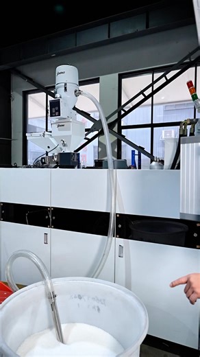 The cap compression machine is running smoothly and stably. All stations are operating normally, ensuring consistent cap quality and high production efficiency. | Alex Hu