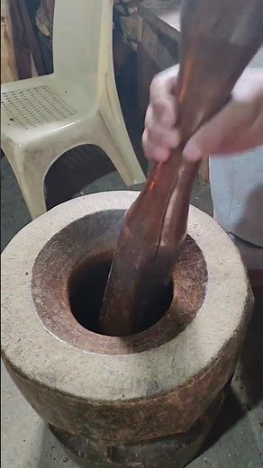 From Roasted Beans to Coffee Powder | Manual Grinding Process 🌿☕