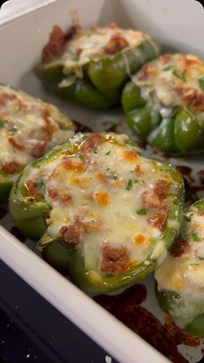 Easy Dinners Ep. 01 - Lasagna Stuffed Peppers🔥 We all need this series. They are perfect for meal prep, lunch or dinner! I’m a big fan of easy healthyish weeknight meals. Hope you save & try them soon they are so good!! • 4 green bell peppers, sliced in half 1 lb grass-fed ground beef 93/7 2 cloves garlic, minced 3/4 cup diced sweet onion 1 1/2 cup marinara sauce @mezzetta 1 cup whole milk ricotta 1 3/4 cup shredded mozzarella cheese, divided 1/2 cup grated Parmesan cheese 2 tbsp fresh parsley,