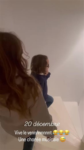 Créer un lien fort avec ses enfants AVANT Noël ? C’est maintenant possible grâce à un calendrier de l’Avent unique 🎄 Le coffret Elka ! Ce coffret contient un petit personnage en bois, prénommée Elka, et un livre racontant son histoire. Pour ce joli conte de Noël, Elka donne un coup de main au Père Noël. À partir du 1er décembre, Elka débarque dans votre famille pour faire patienter votre enfant jusqu’à Noël. Chaque soir, trouvez l'endroit le plus original de la maison pour cacher Elka. Soyez cr