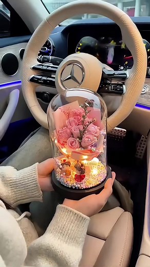 このプリザーブドフラワー、すごく綺麗！もし気に入ってくれている人がいたら、プレゼントしてあげてもいいかな？好きな人にあげたら、きっと喜んでもらえると思う。