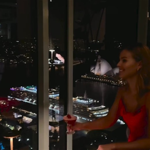 At twilight, settle in for sublime cocktails and stunning Sydney Harbour views at Blu Bar on 36. | Shangri-La Sydney