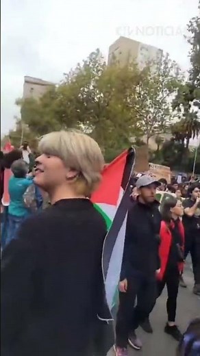 Manifestantes marchan por Alameda tras retiro de 43 decretos ambientales | #chvnoticias
