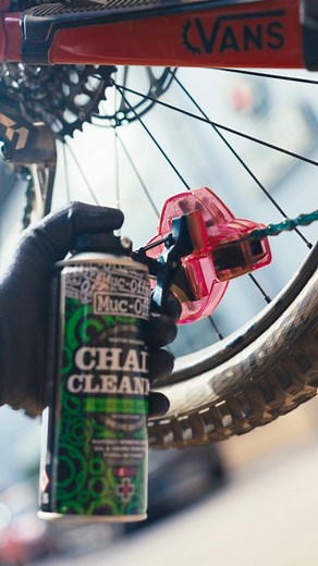 209K views · 1.3K reactions | Doc o’clock  Revive your bike chain in 19 seconds with the Chain Doc – a grime-fighting machine of epic proportions. It’s got the brushes, the bio power, and it’s ready to roll right out of the box.  #mucoff | Muc-Off | Facebook
