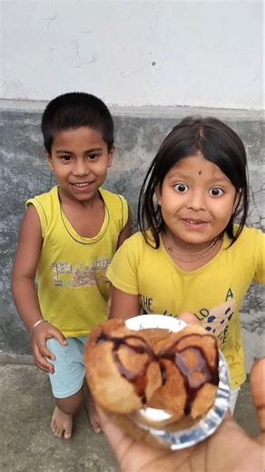 মা দুজনকে এটা কি খাবার এনে দিলো#shorts #viral