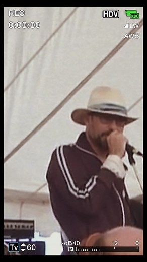 An extended intro to “Yellow Days” during the 2010 Hillside Festival in Guelph, ON. Everyday the sun sets a bit earlier than the last… Have you ever seen this song live? 🎥 Nicole VandenBerg | Gord Downie