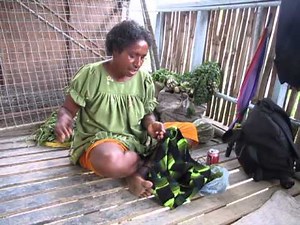 Upa making bilum MVI4218