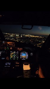 5.2K views · 91 reactions | Experience the thrill of a Boeing 737 landing from the cockpit!  vídeo by @sucre.baaby #aviation #flying #airplane #travelingram #trendingreels #flightsimulator #boeing #boeinglovers #boeing737 #b737 #spotter #spotterday #plane #planespotting #planespotters #airplanelovers #aircraft #aviationlovers #aviationphotography #aviationgeek #aviationdaily #landing #pilot #ryanair #instagram #instagramaviation #instagramreels #b737max | Boeing737fanpage | Facebook