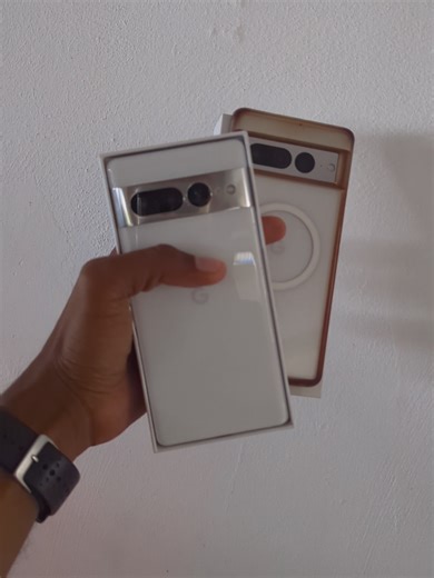 ¿Cuál prefieres tú? 🤔 En @MovilSpotRD tenemos dos Google Pixel 7 Pro de 256GB listos para entrega, ¡tú eliges el que mejor te convenga! 📸✨ Ambos son Factory Unlocked, están en óptimas condiciones físicas y vienen con su cargador rápido de 20W y cover. Opción #1: El Pack Completo 📦 ✅ 256GB / 100% Funcional. ✅ Incluye caja original y protector de pantalla ya instalado. 💰 RD$18,500 Opción #2: El Especial de Oportunidad 💸 ✅ 256GB / Óptimas condiciones. ⚠️ Detalle:Sensor de huella no disponible 