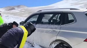 西藏定结：突降大雪致多车被困 民警及时处置_腾讯新闻