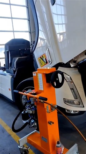 Cab tilt machine #truck #automobile #germantruckdriver #mechanic #automotivetools #workshop #tools