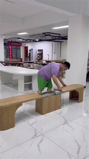 Banc en bois avec base à lamelles unique.