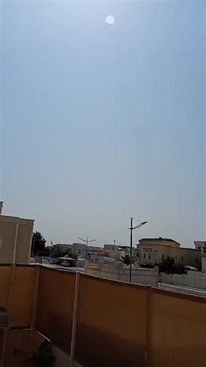 EXCLUSIVE: Isa ka Cadiznon nga overseas Filipino worker (OFW) ang yara subong sa Doha, Qatar nga isa sa mga lugar nga gina-atake sang Iran. Makita sa video ang abo sa kalangitan nga tuga sang ballistic missile nga na-intercept. Sa karon, gina-abisohan sang Qatar defence ministry ang mga residente nga indi magwa. (Contributed video) | K5 News FM Bacolod 101.5