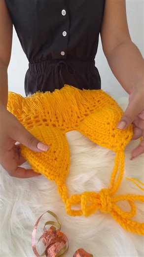 Créé à la main, puis emballé avec soin ✨ Chaque commande est préparée avec attention, surtout en cette période de fêtes 🎄 Prêt à être offert… ou à se faire plaisir 💛 #crochet #guadeloupe #crochetlove #crochetaddict | Fanélie créations