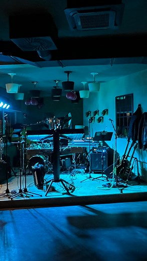 Nakon jučerašnje fantastične atmosfere u @mega_bar.hr zabava se nastavlja! 🎶🎊 Hvala svima koji ste došli, zabavili se s nama i napravili najbolju feštu u gradu. Ekipa bili ste odličniiii! 🎉🫶 Za nas nema predaha, nastavljamo dalje punom parom. Već ovog petka 🔜 družimo se u @kavanica.sweetmansion 📌⏳️ Spremite se, dođite i zajedno s nama stvorite vruću atmosferu u ovim hladnim danima! Čekamo vas na plesnom podiju uz najbolje hitove. 🔝🎵 Vaš Luksuz band 🎶🎹🎸✨ #luksuzband #luksuzband2025 #lu