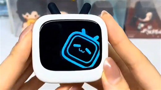 CUBE FACE小电视居家追剧神器，轻巧便携设计，高清画质呈现细腻画面，卧室/客厅/出差都轻松放，真实使用体验分享，质感满满超值之选。