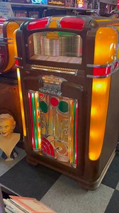 Prachtige Wurlitzer 700 jukebox uit 1940 in de showroom. Deze is te koop! Gerestaureerd Bij Bennies Fifties. We ship worldwide or: Visit our showroom, we are open 7 days a week / Bezoek onze showroom, we zijn 7 dagen in de week geopend! . 📍Bennies Fifties - Fifties Store .Namensestraat 73 .2587 VX. Den Haag (Scheveningen) .The Netherlands .Maandag - Vrijdag 9.30 - 17.30 .Zaterdag - 11.00 -17.00 .Zondag - 12.00 - 17.00 . 31703585810. Website: http://www.fiftiesstore.com .YouTube kanaal: https://