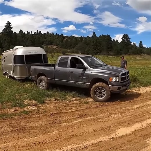 Stuck Trailer Can We Help Them Out! Part 10 #shortsreels #towtruck #trailer #mechaniclife #carrepair | Fab Rats