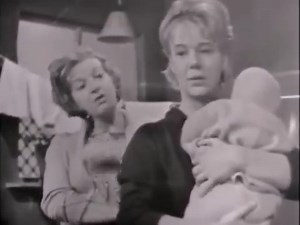 On This Day 1962 📺 'Coronation Street' Two years before debuting on the Street as Hilda Ogden, Jean Alexander appeared in the soap as Mrs Webb. The other lady in this scene with Jean is Anna Cropper, a fine actress and at that time married (in real life) to William Roache. | Bernie Briffa