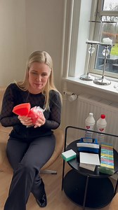 I dag vil jeg lære dig, hvordan du vælger rette svamp og skurenylon. Og hvilke der er bedst til hvad. Se min totale samling af svampe her: https://www.basicclean.dk/klude-svampe-mm Her får du mine tommelfingerregler: Regl nr. 1: Jo mørkere skurenylon, jo større skrubbeeffekt (men også større risiko for at ridse). Har du et sart materiale anbefaler jeg min skuresvamp med hvid nylon, da det nylon er meget fin i sin struktur og ikke ridser. Regl nr. 2: Jo mere porøs en svamp er, jo lettere er den a