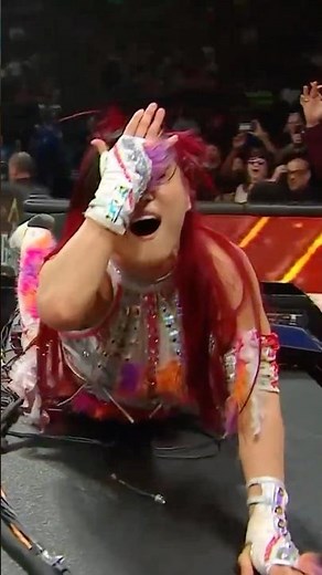 Gotta love when you get a little help from the crowd 🤝 #WWERaw