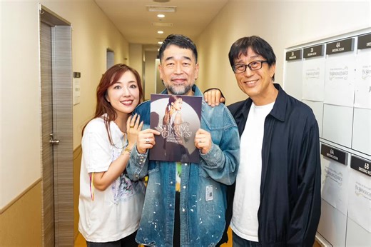 あぁ、これも名曲だなぁ。 あぁ、ここもいい声だなぁと味わっていたら あっという間の３時間ちょっとが過ぎた。 「昨日の公演は 収録が入っていたから緊張したんだ〜！」 そうMCで呟く。 いやいや、何をおっしゃる。 以前、東京ガーデンシアターで 収録が入る“その日”に 平原綾香のサウンドチェックをさせてくれる人が 何をおっしゃるのか！と 思わず心の中で突っ込んでしまった。 （詳しくは2025年7月10日をご覧ください https://www.instagram.com/p/DL7fyyfpvzD/?igsh=N2VyOWs1eGV6Y3Fo） “自分でもなんでそんなことを言ったかは 分からないけれど、上京する日、両親に 「僕は誰かの役に立ちたい」と言った”という。 35周年の集大成である アリーナツアーのファイナル。 彼を形づくって来たものは 「誰かの役に立ちたい」と願う心なのかもしれない。 唯一無二の楽曲と歌声。 同じ時代に生き、おんなじ“音の虫”として 語り合えるのが、奇跡のように思えて 自然と手を合わせたくなった。 今日は、一段と大きな会場で 遠く遠く離れていても、そこには 私の一番の