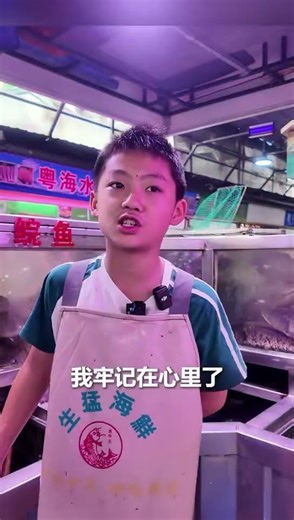 A student helped parents at the fish stall during spring break, skillfully killing and scaling fish.