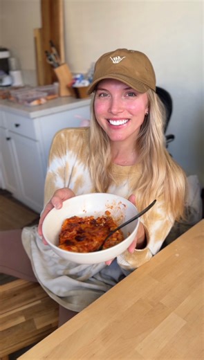 Healthy comfort food that actually keeps you full 💪 This high-protein lasagna makes 2 full 9x13 pans — perfect for weekly meal prep or freezing extra for busy nights. ⸻ 🍝 High-Protein Turkey Lasagna (12 Big Servings) Ingredients • 3 lbs lean ground turkey (93% or leaner) • 3 jars (24 oz each) low-sugar marinara sauce • 3 tbsp tomato paste • 1 cup diced onion • 6 cloves garlic, minced • 2 tsp olive oil • 20–24 whole-wheat or protein lasagna noodles • 2 cups low-fat cottage cheese (or ricotta) •