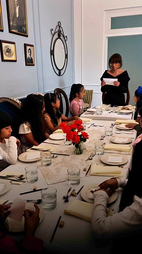 ¡Mini Modales: buenos modales desde pequeños!En nuestro taller los niños aprenden a:✨ Saludar con confianza✨ Expresarse con cortesía✨ Sentarse y compartir en la mesa¡Todo de forma divertida y práctica!Incluye video pregrabado para repasar en casa cuantas veces quieranUna experiencia que se convierte en hábito diario.Educación con amor, respeto y presenciaPorque criar con valores también puede ser divertido.#MiniModales #BuenosModales #CrianzaConValores #NiñosFelices #TallerInfantil #EducaciónDiv