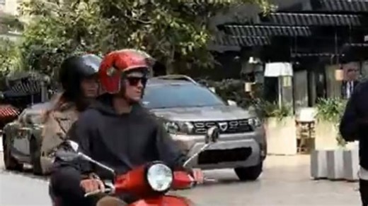 Jannik Sinner e Laila Hasanovic in Vespa per le strade di Monaco
