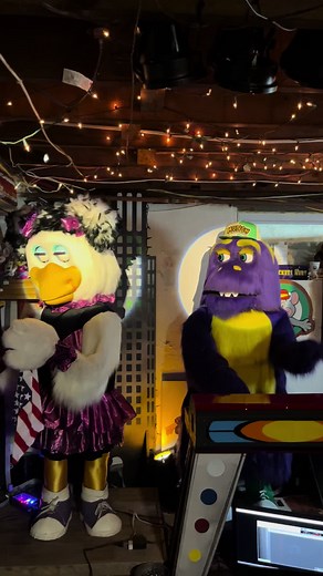 Celebrating 4th of July at Chuck E. Cheese with Animatronics