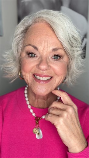 Kalondia Casey | Over 60 Beauty & Fashion on Instagram: "Bronze eyes & radiant skin ✨ A look that’s perfect for the New Year and every day after 🤎 Natural and effortless to make you feel your most confident! Comment SHOP below to receive a DM with the link to this post on my LTK ⬇ https://liketk.it/5Joof #ltkbeauty #ltkover40 #makeuptutorial #newyear #everydaymakeup"