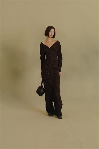 Long draped dress made of stretch printed silk, with a front slit, long dolman sleeves, and a V-neckline that can be worn more or less open despending on the occasion. The print is inspired by a watercolor by Cortana's creative director. Shop the new arrivals online and in our Barcelona, Madrid, and Palma stores. #cortana #welovewomen #consciousfashion #SlowFashion #LimitedEdition #Mallorca #SustainableStyle #Timelessdesign #PalmaShopping #BarcelonaShopping #MadridShopping #Palmadesign #barcelon