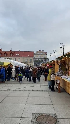 Na Starym Rynku trwa cały czas Bożonarodzeniowy Jarmark pt. „Ogrzej się z MPEC Łomża” 🎄💫 To ostatni moment, aby zaopatrzyć się w świąteczne produkty 🎁 O godz. 15.50 rozpocznie się Łomżyńska Wieczerza Wigilijna 👐 Serdecznie zapraszamy 🤝 | Miasto Łomża