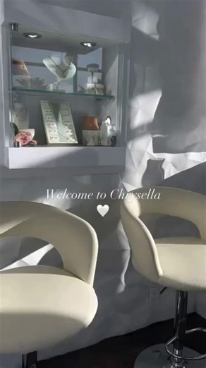 Elegant diamond rings and a glamorous shopping experience...all at Chrysella ✨ Book an appointment now to shop their stunning and unique collections! | Stonebridge at Potomac Town Center