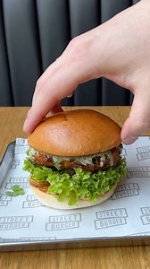The Butternut Bhaji burger at @gordonramsaystreetbuger is the perfect veggie option !! Made with butternut squash, courgette, masala, sweet mango chutney, coriander and mint yoghurt – delicious !! | Gordon Ramsay