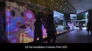 A Singapore, all’interno della Manulife Tower, LG ha installato l'innovativo Film LED: una pellicola adesiva trasparente facile da installare su superfici di vetro di ogni dimensione, ideale per una comunicazione d’effetto nel mercato retail. | LG Global