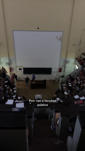 Estudiando en la facultad pública: Sin aire, ventilador ni ventanas. ¿Cómo sobrevivir?
