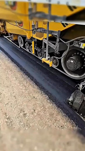 1.4K reactions · 15 shares | La machine magique qui lisse la route en un clin d’œil ✨ | maxski | Facebook