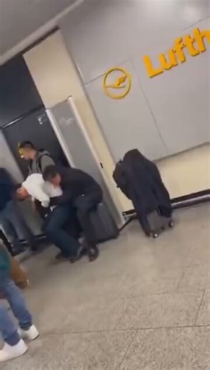 几杯酒就把央企中国航材高层一锅端！网友好奇：视频是谁拍的呢？官方通报，2024年3月21日，中国航空器材集团原董事长、党委书记任宇，原总会计师、党委委员赵保辉以及同行人员等7人，因公在德国法兰克福机场回国转机期间，在航空公务舱休息室饮用休息室提供的酒水，赵保辉严重醉酒，被国航拒绝登机。任宇向机组人员施压，强烈要求全团登机，造成航班延误68分钟。