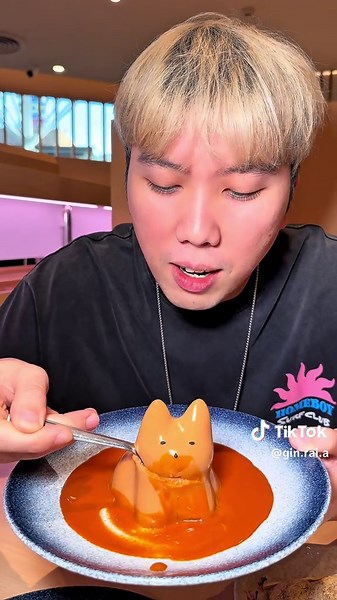 Katsu Midori Sushi x karun @katsumidorithailand ครั้งแรกกับการคอลแลปร่วมกับแบรนด์ karun กับเมนูขนมหวานชาไทย Katsu Midori Sushi x karun 4 เมนู 🧡 เนโกะพุดดิ้งชาไทย แมวเด้ง เนื้อละมุน ราดซอสชาไทยพรีเมียมเข้มข้นอร่อยตะโกน 🧡 ชาไทยเกนไมฉะ หอมเข้ม กลมกล่อมกำลังดี 🧡 ไอศกรีมชาไทย อร่อยกับไอศกรีมเย็นๆราดด้วยซอสชาไทยแบบจัดเต็ม 🧡 วาราบิโมจิชาไทย หนึบนุ่ม ละมุน หอมชาไทยพรีเมียม 🗓️ 15 พ.ย. 68 - 31 ม.ค. 69 📍 คัตสึมิโดริ ซูชิ สาขา CentralWorld, ชั้น 3 โซน Nippon Avenue 📍 คัตสึมิโดริ ซูชิ สาขา Dusit Centr