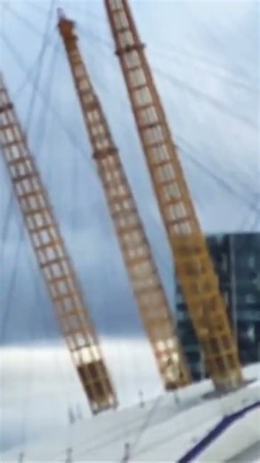 O2 arena cable cars in Greenwich #london #o2arena #greenwich #cablecar #thamesriver #river #shorts