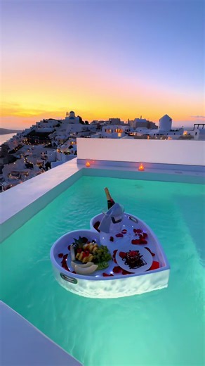 Romantic sunset in Santorini! #saintsantorini #santorini