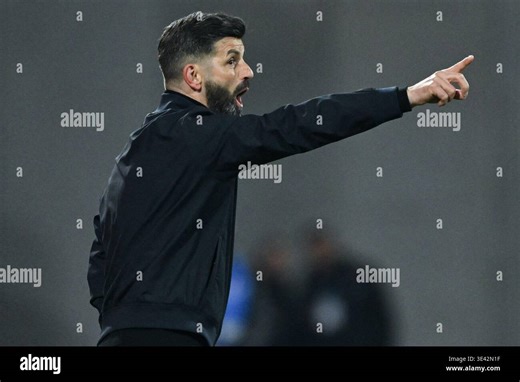 Miron Muslic (FC Schalke 04, Trainer) gestikuliert, GER, SV Darmstadt 98 vs. FC Schalke 04, Fussball 2. Bundesliga, 27. Spieltag, Saison 2025/2026, 21.03.2026.  DFL regulations prohibit any use of photographs as image sequences and/or quasi-video  Foto: Eibner-Pressefoto/Florian Wiegand Stock Photo - Alamy