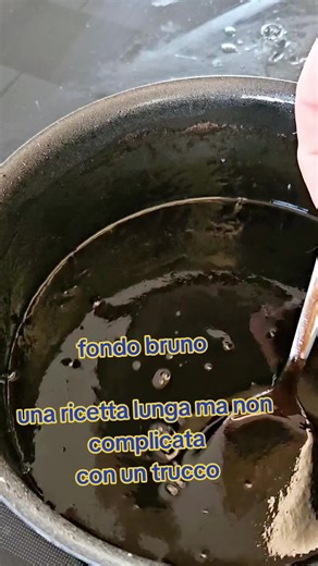 Fondo bruno Oggi sono al 75simo reel e ho provato ad esagerare mettendovi la ricetta del fondo bruno. Ogni cuoco ha la sua ricetta e io mi sono ispirato al mio grande amico Umberto @_mediterranean_chef che mi ha svelato i suoi trucchi ma non contento ho stressato anche @chef_francescoarena. È una lavorazione molto lunga ma non complessa. Il fondo è essenziale in una cucina da ristorante ma difficile da gestire in una cucina casalinga. Questa versione prevede che la riduzione di vino e miele sia 