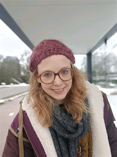 Happy Friday! You go a long time without doing any bus stop dances, and then you do two in a row! 😉 Have a good weekend all 😘 New jacket from @Louise Misha Hairband @episode.eu #slowfashion #winterjacket #dancingismytherapy #goodvibesonly #utrecht