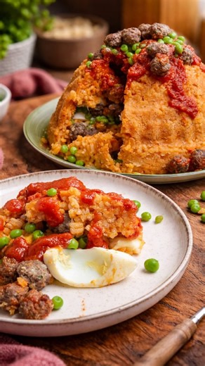 Valentina Pace on Instagram: "Sartù di riso: un capolavoro della cucina tradizionale Italiana 🇮🇹🥮 Questo piatto tipico parteneopeo è nato dal genio dei cuochi francesi, i Monsù, nel 1700 alla corte borbonica, che hanno reso il riso, chiamato “Sciacquapanza” dai napoletani, un piatto che ha fatto la storia della nostra cucina: il Sartù.😋 Uno sformato di riso ricco, cotto nel sugo di pomodoro, e farcito con polpettine, piselli, provola, e uova sode. Infornato e poi coperto ancora con sugo e po
