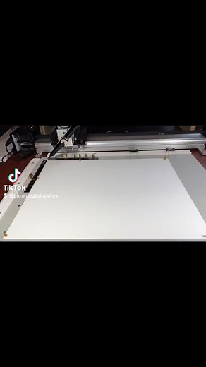 Este dibujo a pluma y tinta se crea usando un código de computadora para generar la imagen replicando cómo se usaba el proceso con las máquinas mecánicas de armógrafos del siglo XIX. Luego, el diseño se envía a una máquina de dibujo robótica (plotter de pluma) y se dibuja como una sola línea de principio a fin con una pluma estilográfica Montblanc. El resultado es un dibujo único con un color rojo-negro intenso y un detalle increíble. No hay dos exactamente iguales debido a la interacción con el